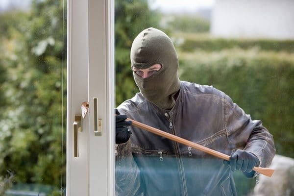 Police_breaking_into_house