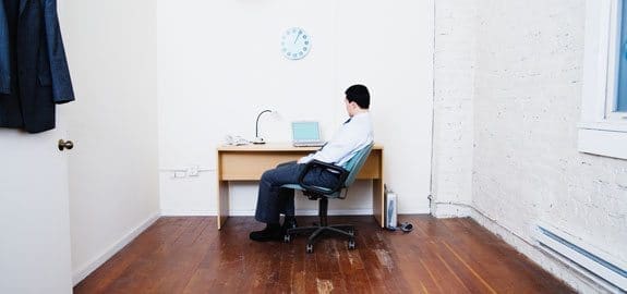 guy-desk-boredom-pan_15126