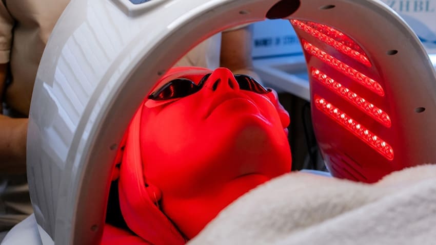 For many people thinking about trying LED light therapy, the biggest question is simple: what actually happens during a session?